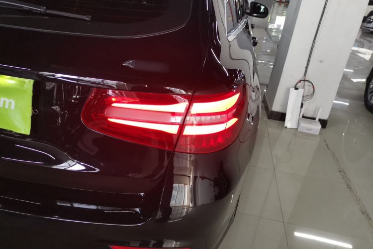 Used Mercedes-Benz GLC 2018 Facelift GLC 260 4MATIC Luxury Edition Exterior 3