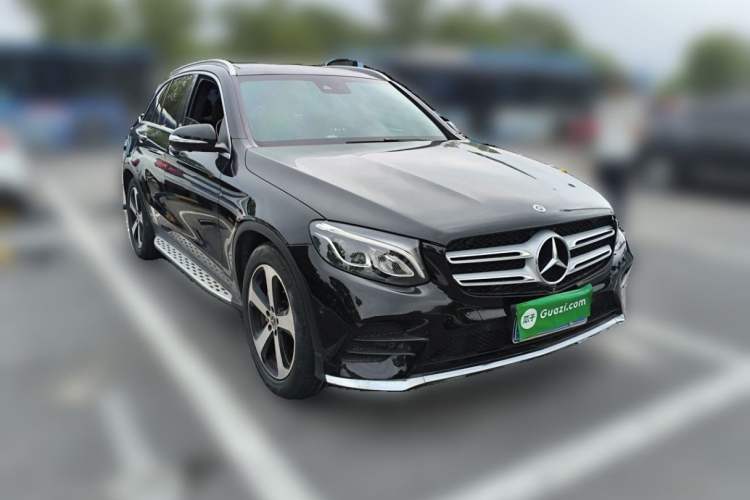 Used Mercedes-Benz GLC 2018 Facelift GLC 260 4MATIC Luxury Edition Exterior 3