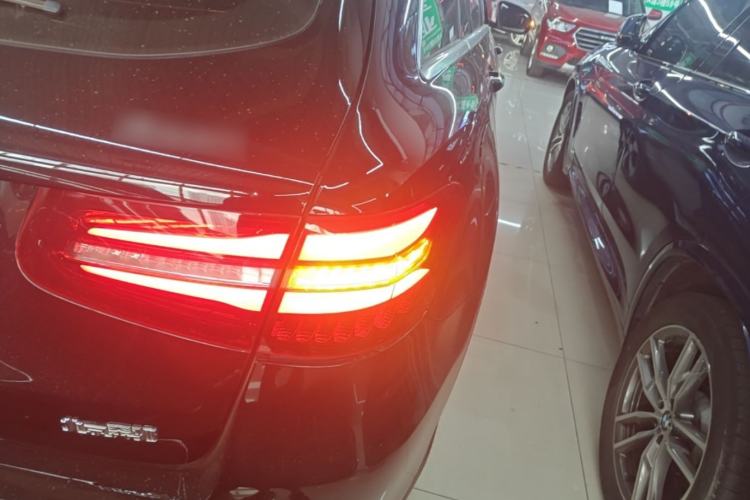 Used Mercedes-Benz GLC 2018 Refreshed GLC 300 4MATIC Dynamic Edition Exterior 3