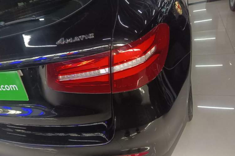 Used Mercedes-Benz GLC 2018 Facelift GLC 260 4MATIC Luxury Edition Exterior 3