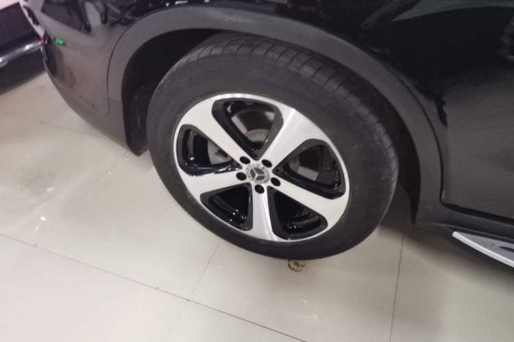 Used Mercedes-Benz GLC 2018 Facelift GLC 260 4MATIC Luxury Edition Exterior 3