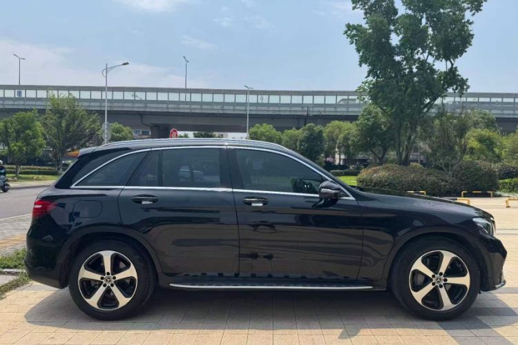 Used Mercedes-Benz GLC 2018 Facelift GLC 260 4MATIC Luxury Edition Exterior 3