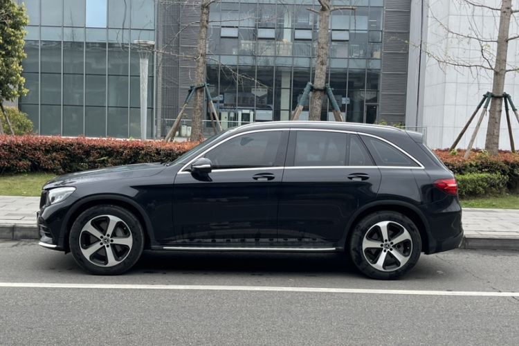 Used Mercedes-Benz GLC 2018 Facelift GLC 260 4MATIC Luxury Edition Exterior 4