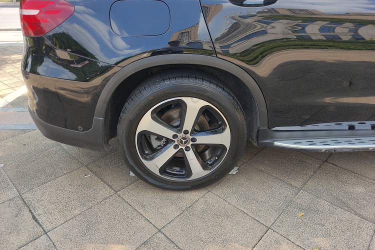 Used Mercedes-Benz GLC 2018 Facelift GLC 260 4MATIC Luxury Edition Exterior 4