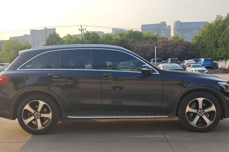Used Mercedes-Benz GLC 2018 Facelift GLC 260 4MATIC Luxury Edition Exterior 4