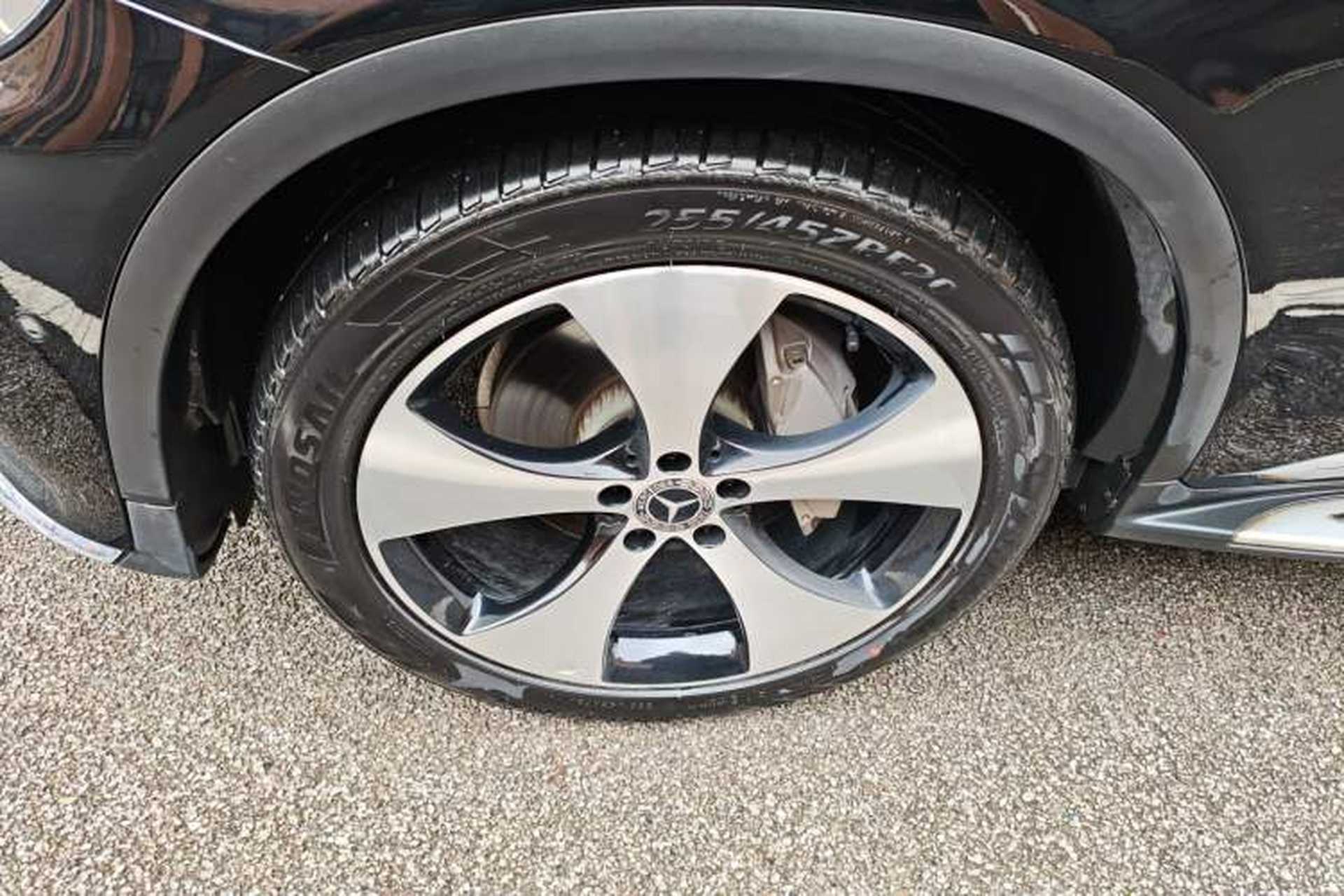 Used Mercedes-Benz GLC 2018 Refreshed GLC 300 4MATIC Dynamic Edition Exterior 4