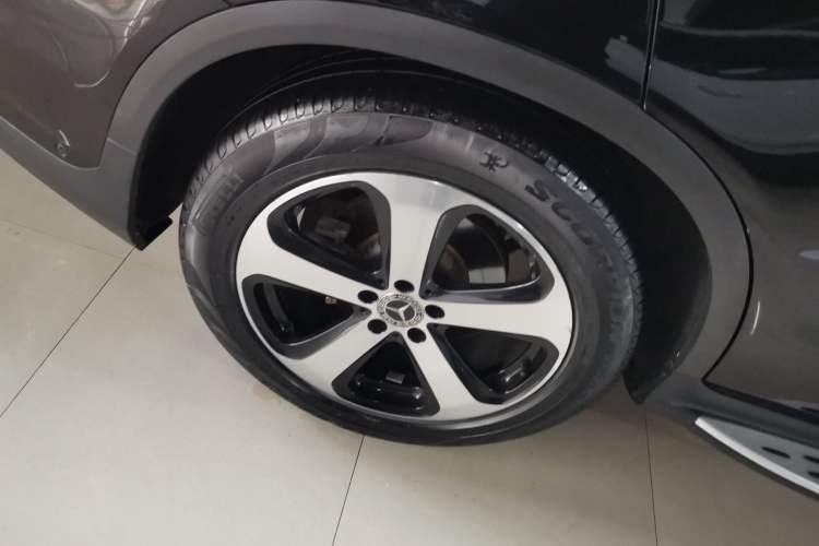 Used Mercedes-Benz GLC 2018 Facelift GLC 260 4MATIC Luxury Edition Exterior 5
