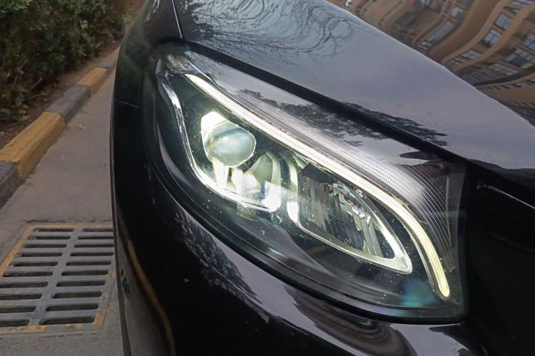 Used Mercedes-Benz GLC 2018 GLC 260 4MATIC Luxury Model Exterior 6