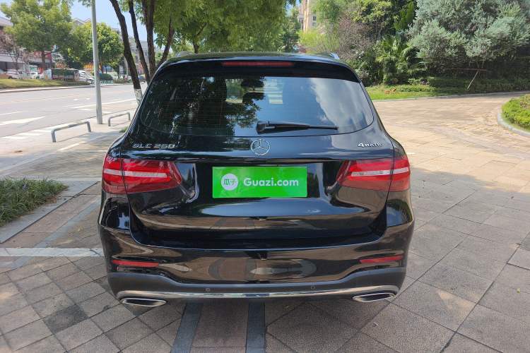 Used Mercedes-Benz GLC 2018 Facelift GLC 260 4MATIC Luxury Edition Exterior 7