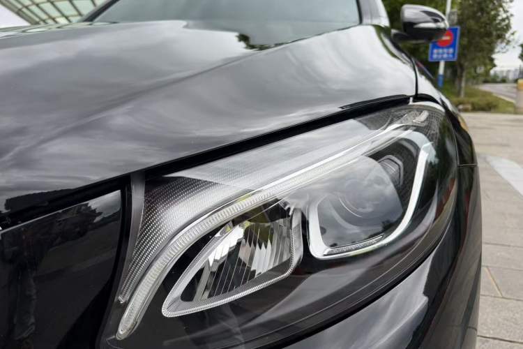 Used Mercedes-Benz GLC 2018 GLC 260 4MATIC Luxury Model Exterior 7