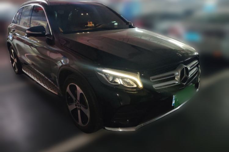 Used Mercedes-Benz GLC 2018 GLC 260 4MATIC Luxury Model Front Right 45 Deg