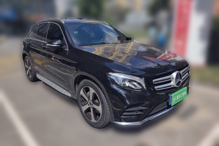 Used Mercedes-Benz GLC 2018 Facelift GLC 260 4MATIC Luxury Edition Front Right 45 Deg