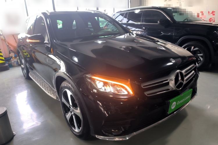 Used Mercedes-Benz GLC 2018 GLC 260 4MATIC Luxury Model Front Right 45 Deg