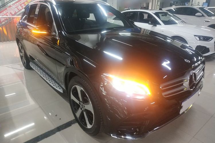 Used Mercedes-Benz GLC 2018 GLC 260 4MATIC Luxury Model Front Right 45 Deg