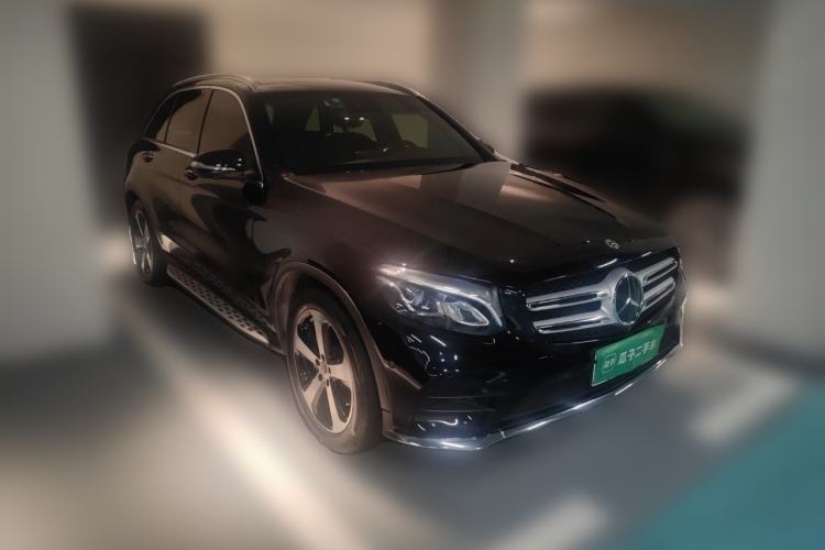 Used Mercedes-Benz GLC 2018 GLC 260 4MATIC Luxury Model Front Right 45 Deg