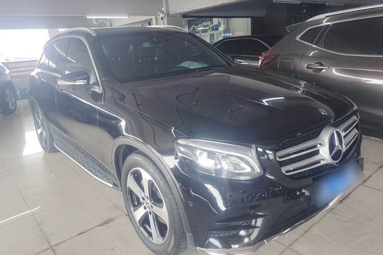 Used Mercedes-Benz GLC 2018 Facelift GLC 260 4MATIC Luxury Edition Front Right 45 Deg
