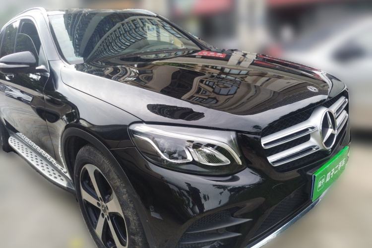 Used Mercedes-Benz GLC 2018 GLC 260 4MATIC Luxury Model Front Right 45 Deg