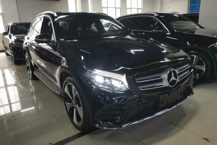 Used Mercedes-Benz GLC 2018 Refreshed GLC 300 4MATIC Dynamic Edition Front Right 45 Deg