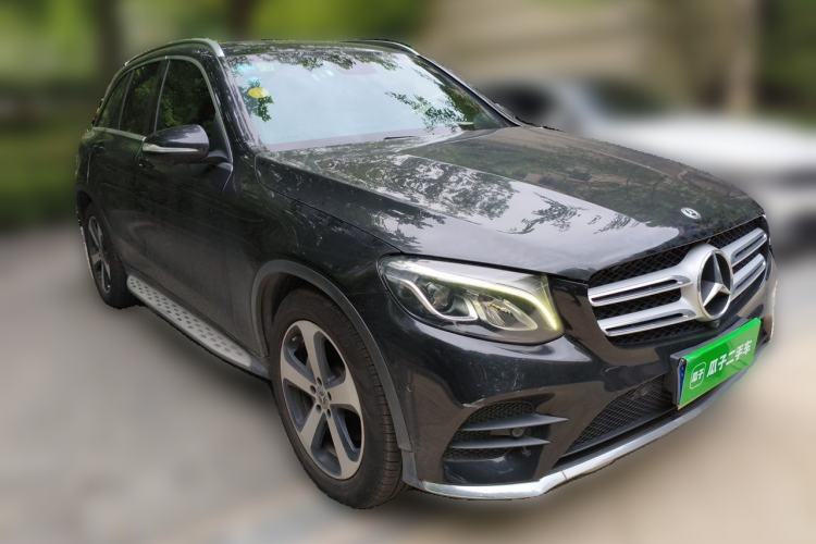 Used Mercedes-Benz GLC 2018 GLC 260 4MATIC Luxury Model Front Right 45 Deg