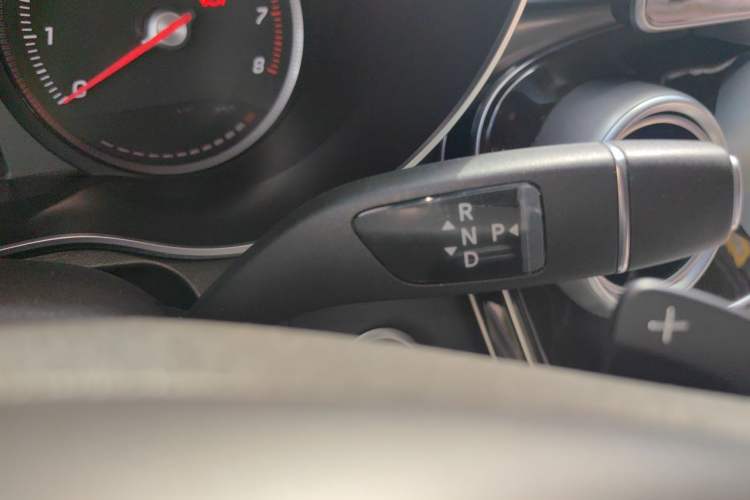 Used Mercedes-Benz GLC 2018 Facelift GLC 260 4MATIC Luxury Edition Gear Lever