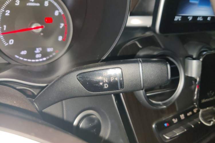 Used Mercedes-Benz GLC 2018 Facelift GLC 260 4MATIC Luxury Edition Gear Lever