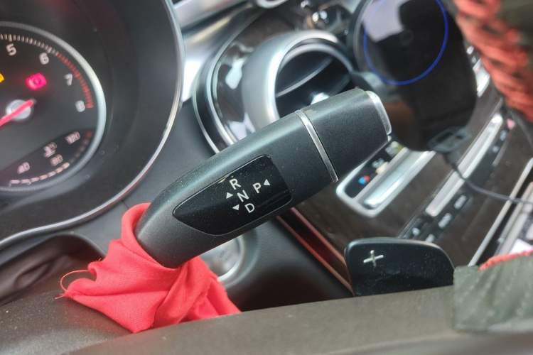 Used Mercedes-Benz GLC 2018 Facelift GLC 260 4MATIC Luxury Edition Gear Lever