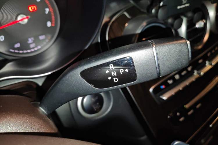 Used Mercedes-Benz GLC 2018 GLC 260 4MATIC Dynamic Edition Gear Lever