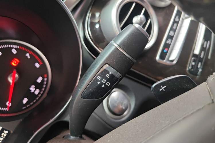 Used Mercedes-Benz GLC 2018 Facelift GLC 260 4MATIC Luxury Edition Gear Lever