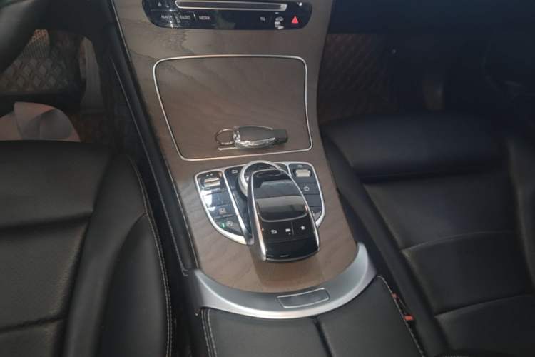 Used Mercedes-Benz GLC 2018 Refreshed GLC 300 4MATIC Dynamic Edition Gear Lever