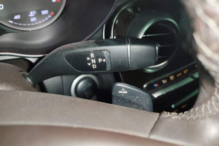 Used Mercedes-Benz GLC 2018 Facelift GLC 260 4MATIC Luxury Edition Gear Lever