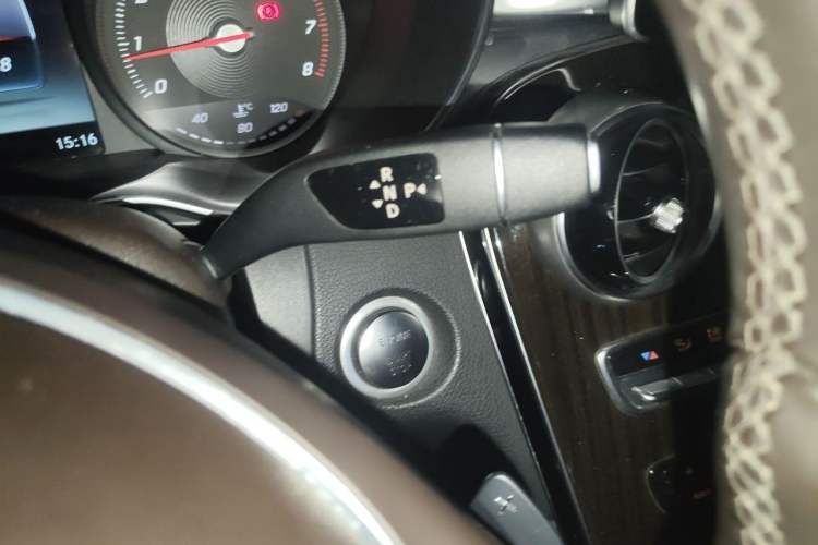 Used Mercedes-Benz GLC 2018 GLC 260 4MATIC Dynamic Edition Gear Lever