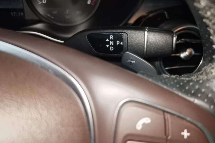 Used Mercedes-Benz GLC 2018 Facelift GLC 260 4MATIC Luxury Edition Gear Lever