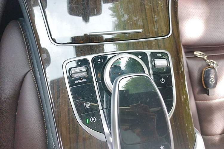 Used Mercedes-Benz GLC 2018 Facelift GLC 260 4MATIC Luxury Edition Gear Lever