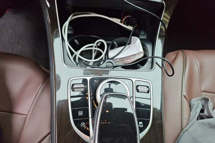 Used Mercedes-Benz GLC 2018 Facelift GLC 260 4MATIC Luxury Edition Gear Lever