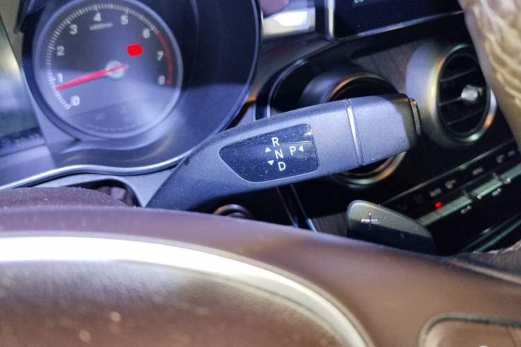 Used Mercedes-Benz GLC 2018 Facelift GLC 260 4MATIC Luxury Edition Gear Lever