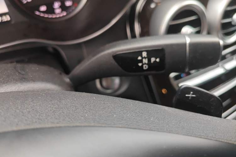Used Mercedes-Benz GLC 2018 Facelift GLC 260 4MATIC Luxury Edition Gear Lever