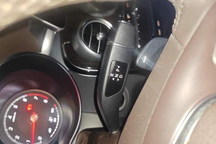 Used Mercedes-Benz GLC 2018 Facelift GLC 260 4MATIC Luxury Edition Gear Lever