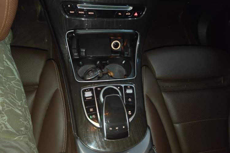 Used Mercedes-Benz GLC 2018 Facelift GLC 260 4MATIC Luxury Edition Gear Lever