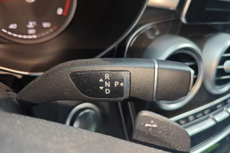 Used Mercedes-Benz GLC 2018 Facelift GLC 260 4MATIC Luxury Edition Gear Lever