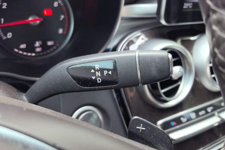 Used Mercedes-Benz GLC 2018 Facelift GLC 260 4MATIC Luxury Edition Gear Lever