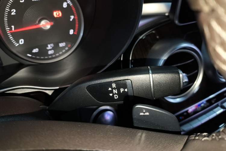Used Mercedes-Benz GLC 2018 Facelift GLC 260 4MATIC Luxury Edition Gear Lever