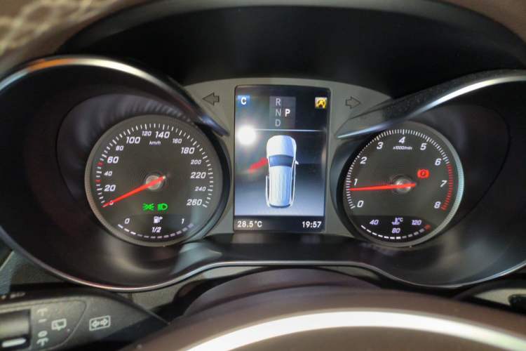 Used Mercedes-Benz GLC 2018 GLC 260 4MATIC Luxury Model Instrument Cluster