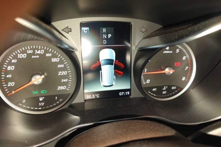 Used Mercedes-Benz GLC 2018 GLC 260 4MATIC Luxury Model Instrument Cluster