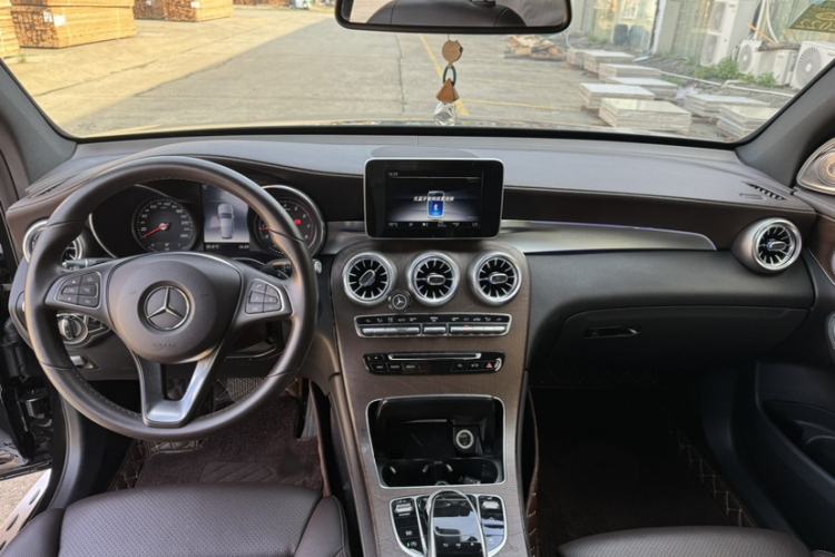 Used Mercedes-Benz GLC 2018 Refreshed GLC 300 4MATIC Dynamic Edition Interior 1