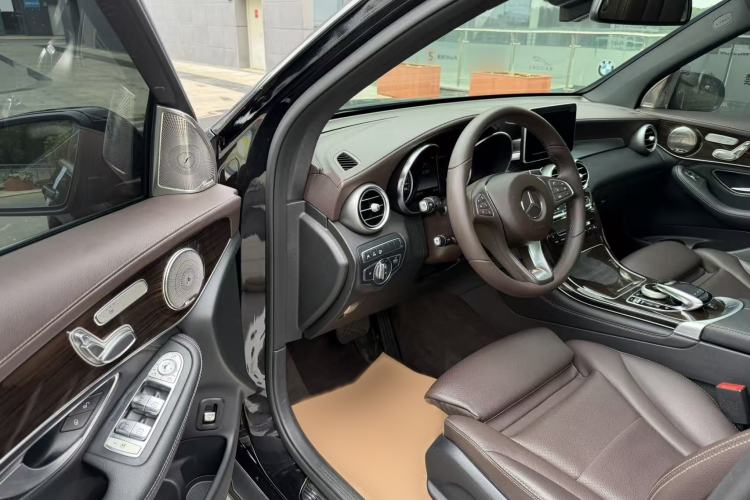 Used Mercedes-Benz GLC 2018 GLC 260 4MATIC Luxury Model Interior 1