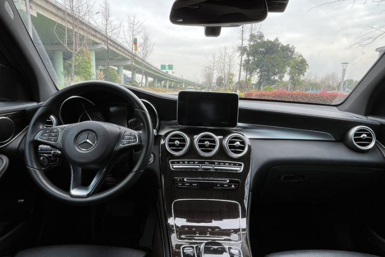 Used Mercedes-Benz GLC 2018 Facelift GLC 260 4MATIC Luxury Edition Interior 2