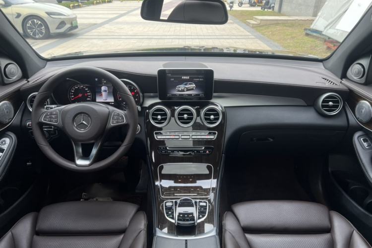 Used Mercedes-Benz GLC 2018 Facelift GLC 260 4MATIC Luxury Edition Interior 2