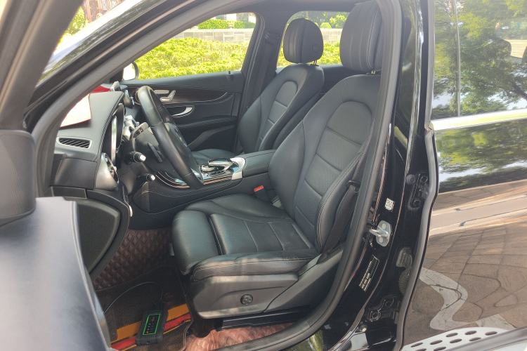 Used Mercedes-Benz GLC 2018 Facelift GLC 260 4MATIC Luxury Edition Interior 2