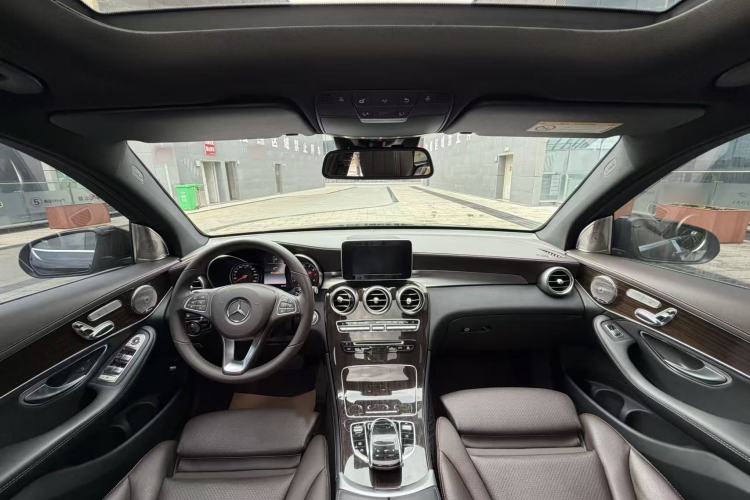 Used Mercedes-Benz GLC 2018 GLC 260 4MATIC Luxury Model Interior 2