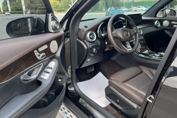 Used Mercedes-Benz GLC 2018 Facelifted GLC 260 4MATIC Dynamic Edition Interior 2